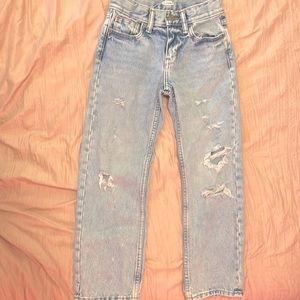 It doesn’t have anything wrong with them. The pants are in good condition.